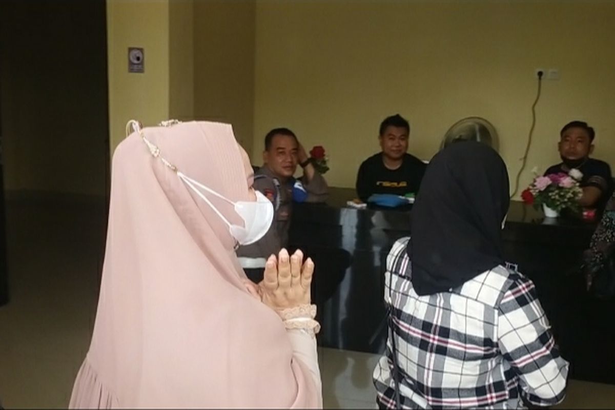 Istri Bupati nonaktif Langkat, TRT tiba di depan gedung Subdit IV Renakta Polda Sumut mengendarai mobil Innova warna hitam pukul 12.44 WIB. Dari mobil itu, TRT turun bersama beberapa orang lainnya, langsung masuk ke dalam gedung.