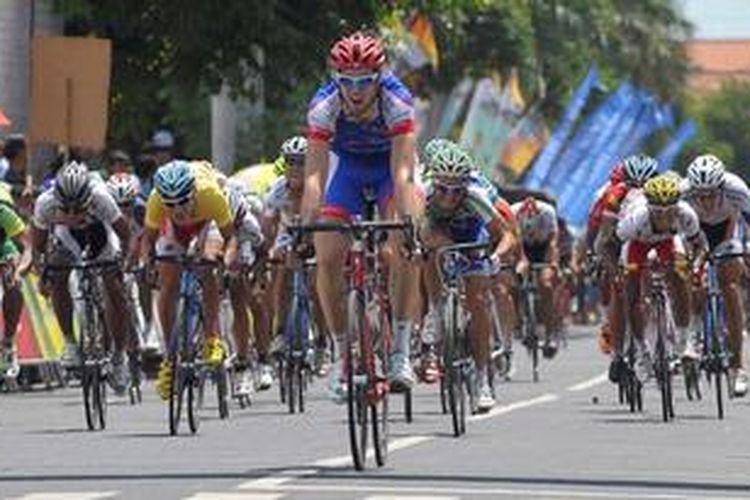 Para pebalap beradu cepat dalam circuit race sejauh 100 kilometer pada etape ketiga Tour de Ijen di Kota Banyuwangi, Jawa Timur, Minggu (9/12/2012). Etape terakhir Tour de Ijen ini dimenangi pebalap Uni Emirat Arab,  Yousif Alhammadi.