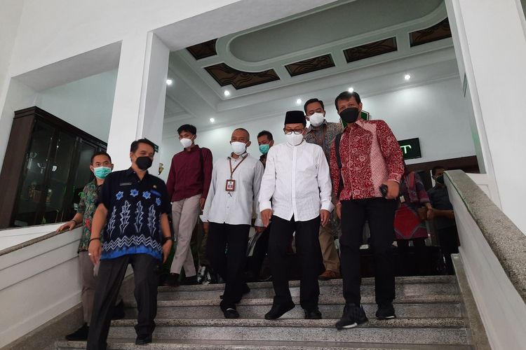 Wali Kota Malang, Sutiaji (pakaian putih) usai menghadiri acara di Balai Kota Malang, Senin (20/9/2021).