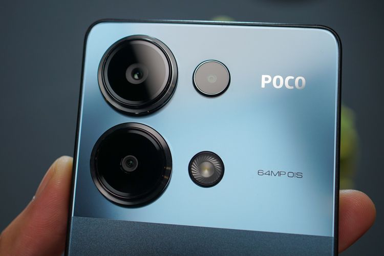 Kamera utama Poco M6 Pro yang beresolusi 64 MP kini dibekali OIS. Kamera lainnya termasuk kamera ultra wide 8 MP, kamera macro 2 MP, dan kamera depan 16 MP. 