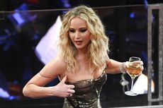 Pakai Gaun Dior, Jennifer Lawrence Lompati Kursi di Oscar 2018