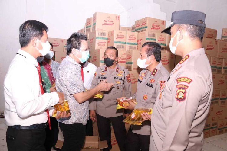 Kapolda Sumsel Irjen Pol Toni Harmanto melakukan sidak ke pabrik pengelolaan minyak goreng dan beberapa distributor di Palembang.