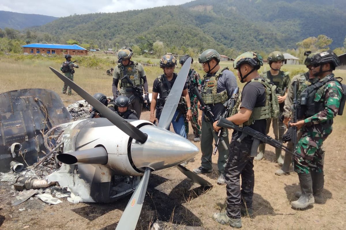 Personel TNI-Polri tiba di lokasi kejadian pembakaran pesawat Susi Air di Distrik Paro, Kabupaten Nduga, Papua Pegunungan, Rabu (15/2/2023).
