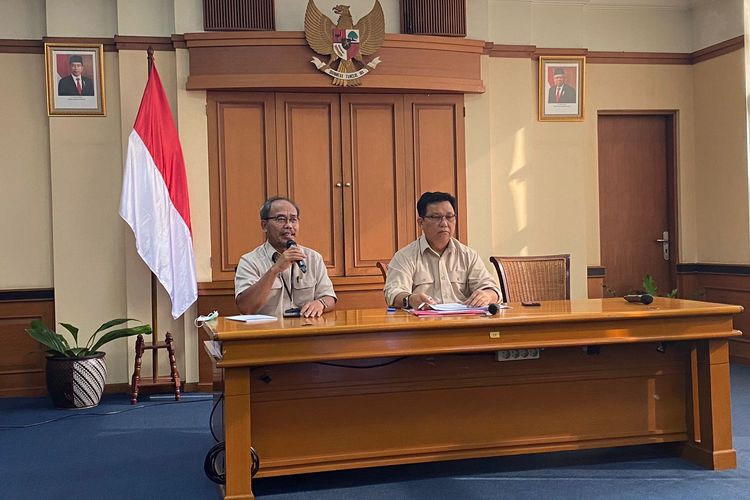 Juru Bicara Kemenkes Mohammad Syahril (kanan) dalam konferensi pers di gedung Adhyatma Kemenkes, Jakarta Selatan, Senin (17/4/2023). 