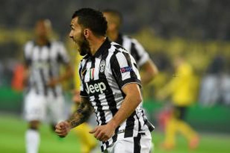 Striker Juventus, Carlos Tevez, seusai mencetak gol ke gawang Borrusia Dortmund pada leg kedua 16 besar Liga Champions di Signal Iduna Park, Rabu (18/3/2015). 