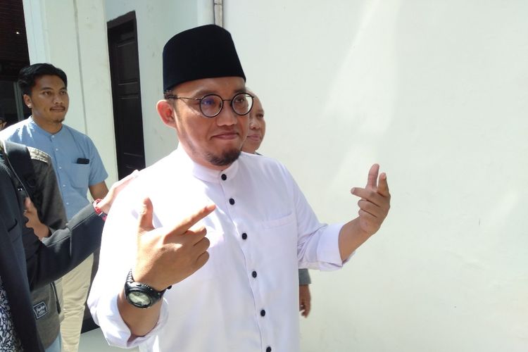 Dahnil Anzar Simanjuntak Acungkan Dua Jari Sebelum Bersaksi di Sidang Ratna Sarumpaet, Kamis (11/4/2019)
