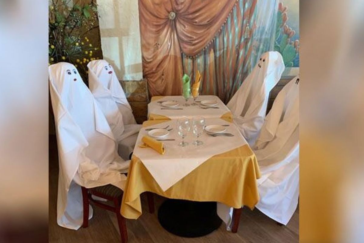 Restoran di Michigan menempatkan hantu di meja kosong agar tidak diduduki selama aturan pembatasan jarak.