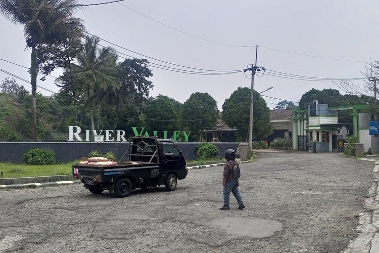 Kondisi pasca pengadangan truk sampah diduga karena kalah pemilihan ketua RT di Perumahan River Valley, Desa Palasari, Kecamatan Cijeruk, Kabupaten Bogor, Jawa Barat, Rabu (11/10/2023).