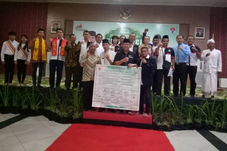 Acara yang dibuka oleh Asisten Deputi Peningkatan Kreativitas Pemuda, Drs. Djunaedi, M.Si., dan disaksikan oleh Staf Ahli Walikota Singkawang, Ir. Agus Priyatno, Para Pemuka Agama, Pimpinan FKUB serta Tokoh Pemuda Lintas Agama yang tergabung dalam Forum Komunikasi Pemuda Lintas Agama (FKPELA).
