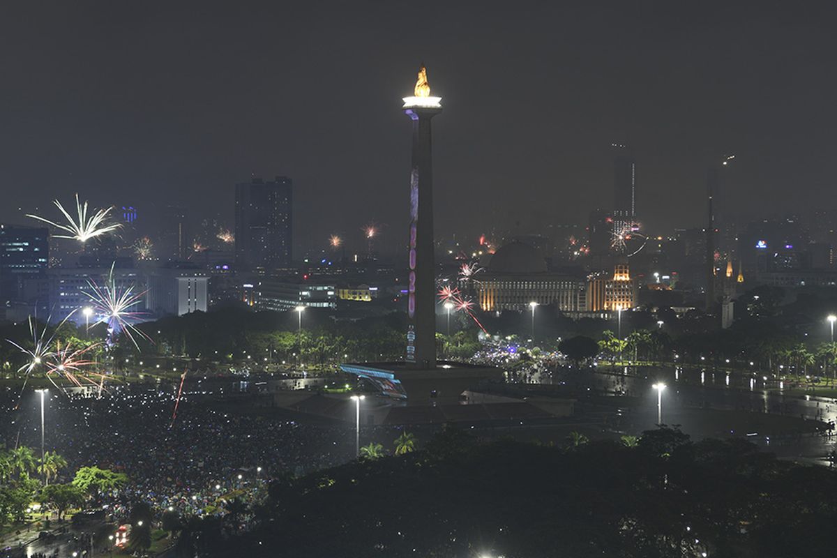 Suasana malam pergantian tahun baru di Monas Jakarta, Rabu (1/1/2020).