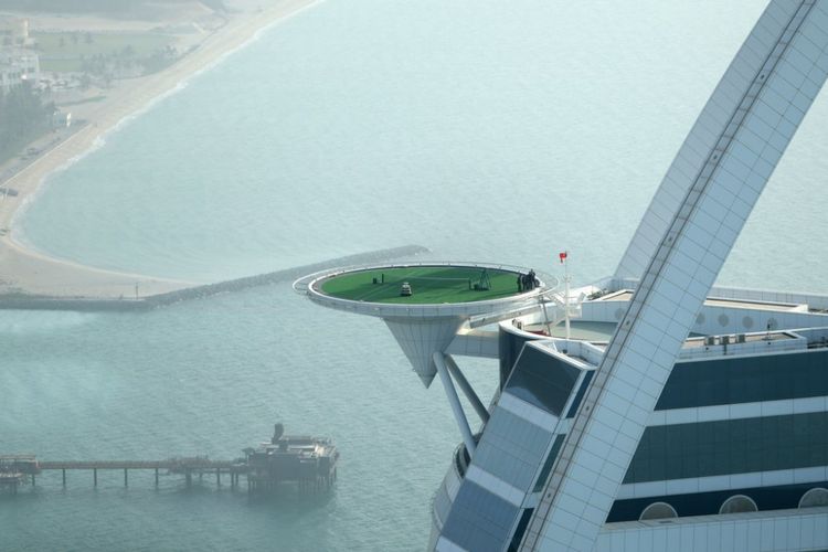 Helipad disediakan untuk para tamu yang ingin menikmati pemandangan Kota Dubai.
