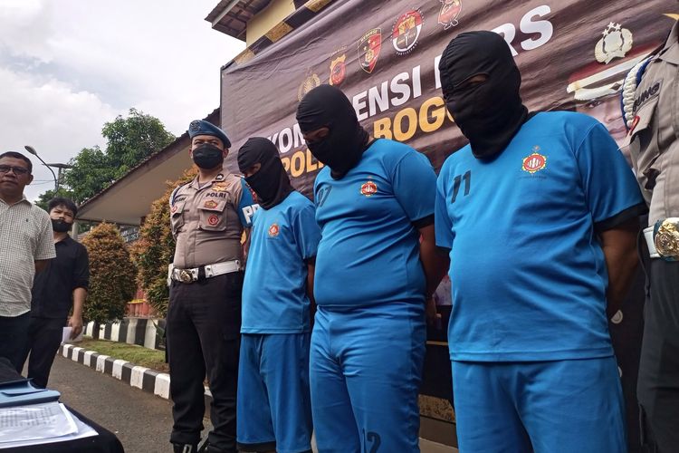 Polisi menangkap tiga orang pengoplos gas elpiji bersubsidi ukuran 3 kilogram dengan elpiji nonsubsidi ukuran 12 kilogram di area perkebunan, Kecamatan Rumpin, Kabupaten Bogor, Jawa Barat.