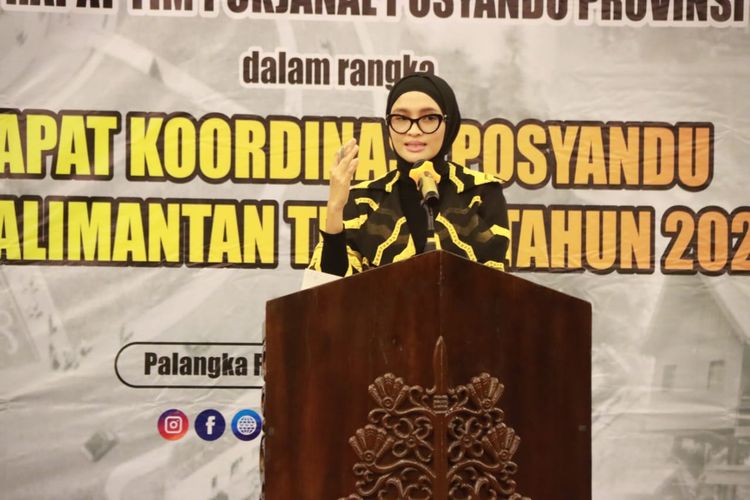  Ketua Tim Penggerak dan Pemberdayaan Kesejahteraan Keluarga (TP PKK) Kalimantan Tengah (Kalteng) Yulistra Ivo Azhar dalam Rapat Koordinasi (Rakor) Posyandu se-Kalteng Tahun 2024 di Hotel Best Western Batang Garing Palangkaraya, Selasa (3/12/2024).
