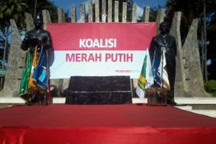 Tugu Proklamasi yang dijadikan panggung untuk acara penandatangan komitmen koalisi merah putih pendukung capres Prabowo Subianto-Hatta Rajasa di Taman Proklamasi Jakarta Pusat, Senin (14/7/2014)