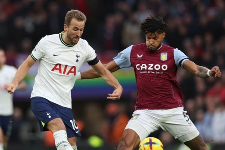 Penyerang Tottenham Hotspur Harry Kane (kiri) berduel dengan bek Aston Villa Tyrone Mings (kanan) dalam laga lanjutan Liga Inggris musim 2022-2023. Laga Tottenham vs Aston Villa berlangsung di Stadion Tottenham Hotspur, London, Inggris, pada Minggu (1/1/2023) malam WIB.