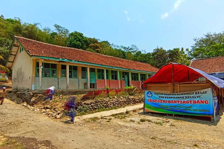 Bangunan sekolah yang rusak dan tenda darurat untuk belajar di SDN Bantargebang, Kampung Ciwaru, Desa Bantargebang, Kecamatan Bantargadung, Sukabumi, Jawa Barat, Sabtu (28/10/2023).
