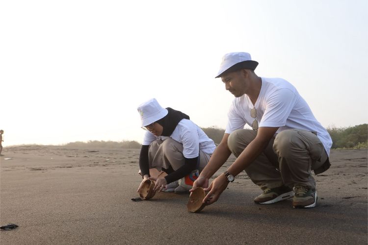 Relawan karyawan TelkomGroup pada Program Telkom Connect-in: Penyu-lamat 2025