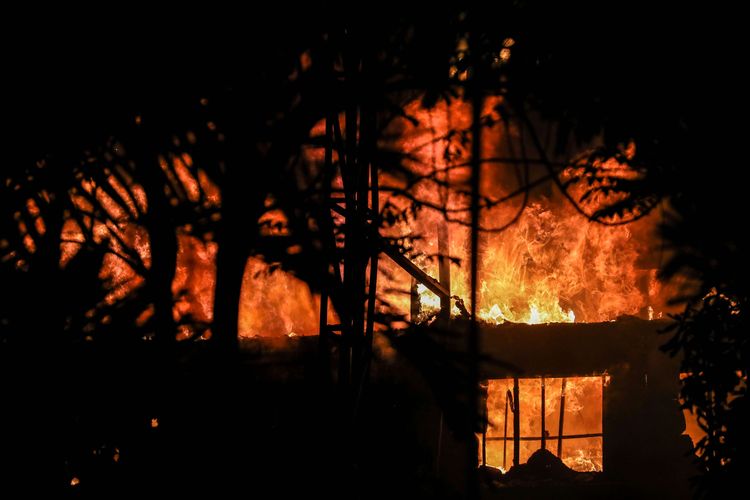 Kebakaran di Gedung Kejaksaan Agung, Jalan Sultan Hasanudin Dalam, Kecamatan Kebayoran Baru, Jakarta Selatan, Sabtu (22/8/2020) malam. Hingga saat ini, 31 unit pemadam kebakaran dan 135 personel diterjunkan untuk memadamkan api.