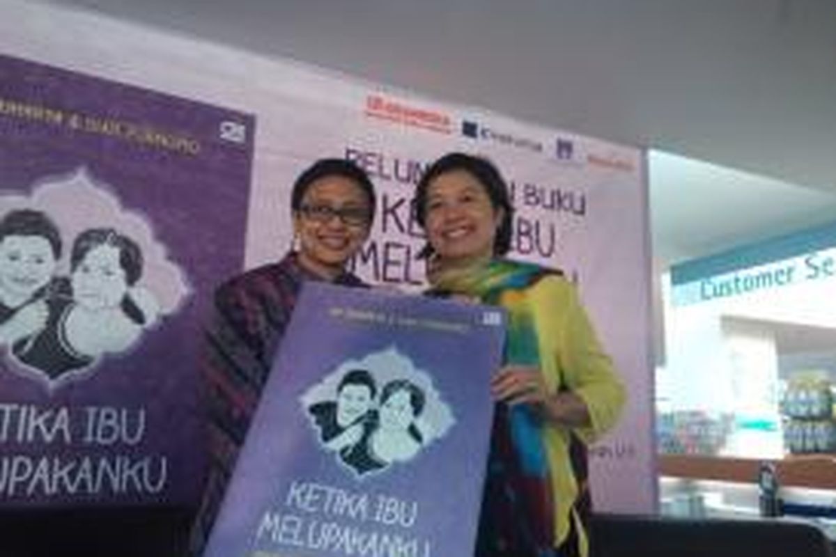 (kiri-kanan) DY Suharya dan Dian Purnomo meluncurkan buku Ketika Ibu Melupakanku di TOko Buku Kinokuniya, Jakarta, Senin (22/12/2013). Buku ini merupakan kisah nyata seorang DY dengan ibunya yang menderita alzheimer.