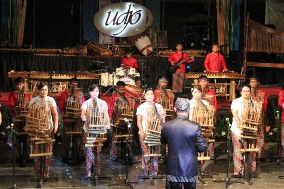 Angklung performers from Saung Angklung Udjo perform Queens Bohemian Rhapsody on the traditional instrument