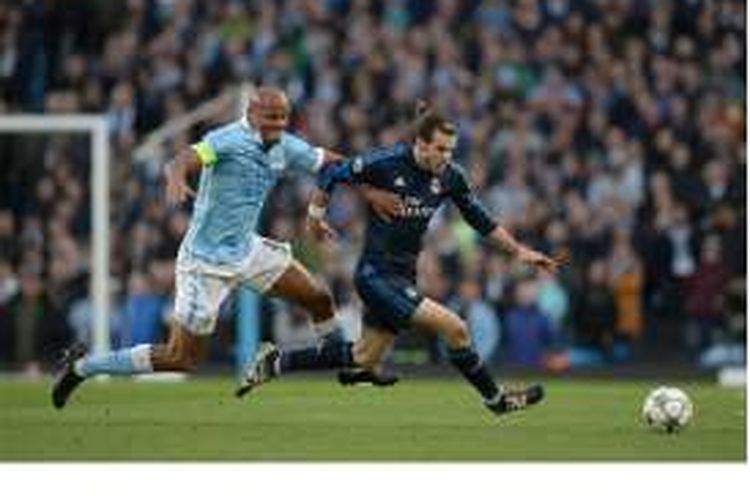 Bek Manchester City asal Belgia, Vincent Kompany (kiri), menjegal penyerang Real Madrid asal Wales, Gareth Bale, pada pertandingan leg pertama Liga Champions di Etihad Stadium, Manchester, Selasa (26/4/2016).