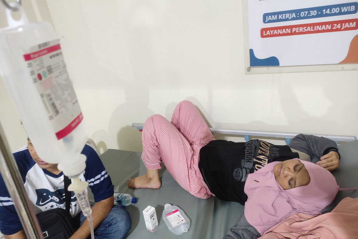 Atiala (27) warga Kelurahan Cipaku, Kecamatan Bogor Selatan, Kota Bogor, dirawat di Puskesmas Cipaku usai mengalami keracunan makanan, Senin (3/6/2024).