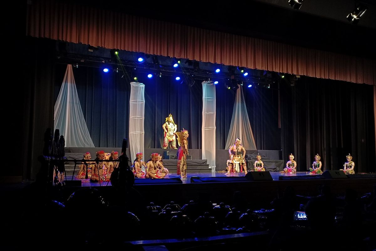 Pertunjukan wayang orang oleh Ngesti Pandowo yang bertajuk Kresna Duta, dibawakan di Teater Kautaman, Gedung Pewayangan Kautaman, Jakarta, Minggu (26/06/2022). 