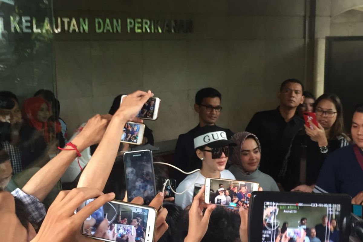 Penyanyi Syahrini diperiksa oleh Bareskrim Mabes Polri sebagai saksi atas kasus dugaan penipuan oleh First Travel di Bareskrim Mabes Polri, Jalan Merdeka Timur, Jakarta Pusat, Rabu (27/9/2017).