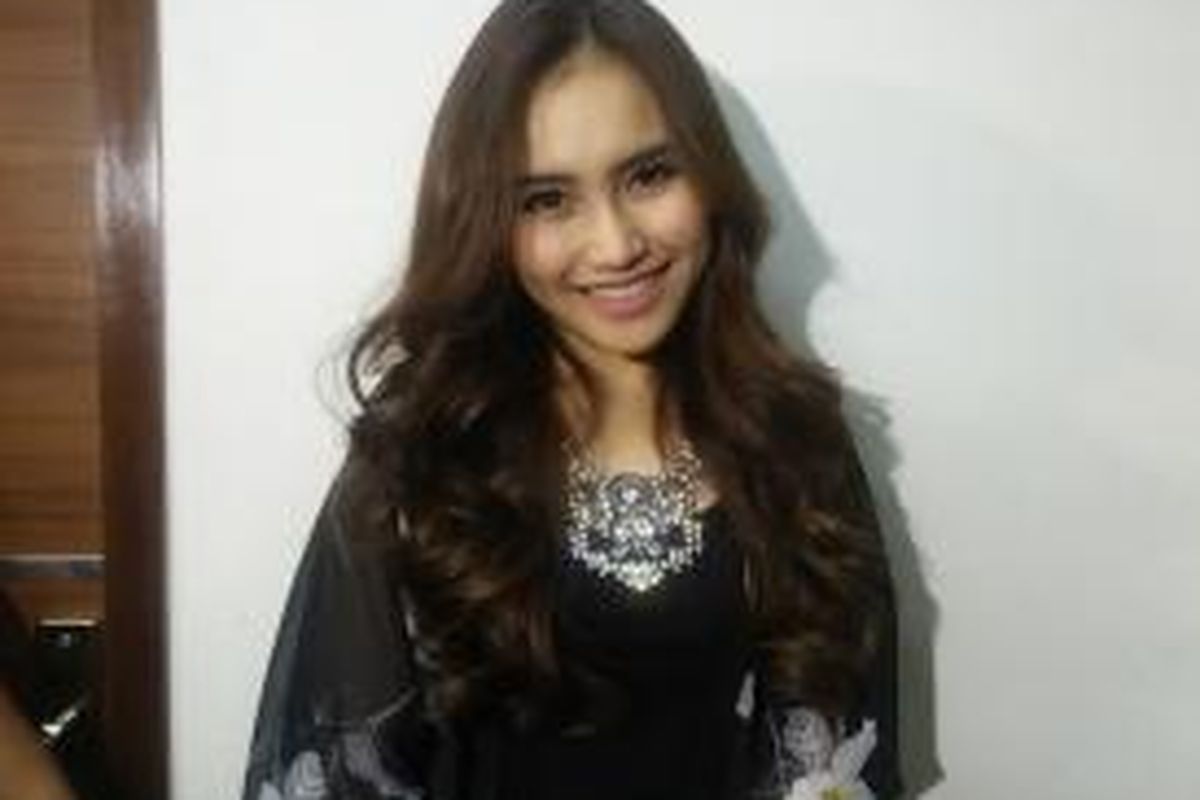 Ayu Ting Ting diabadikan usai acara peluncuran single keduanya, Sambalado, di Gedung Annex, RCTI, Kebon Jeruk, Jakarta Barat, Senin (7/9/2015) siang.