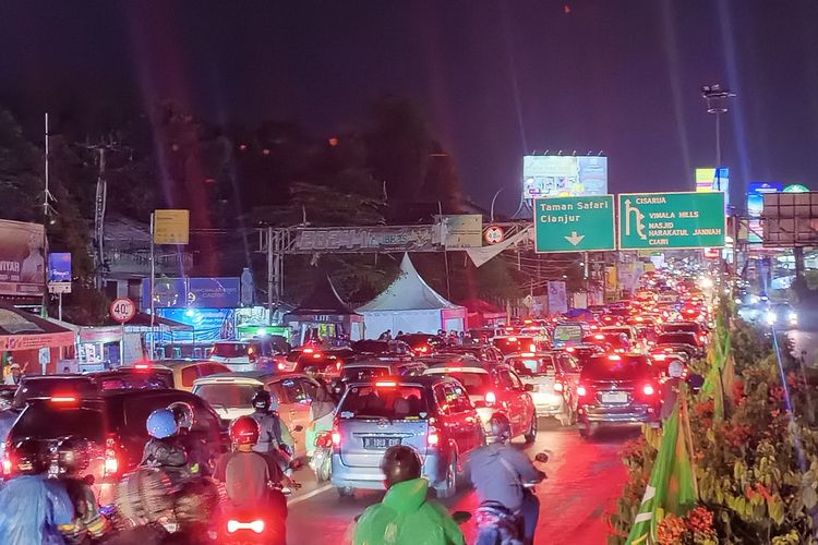 Kondisi kemacetan yang terjadi di pintu masuk Puncak atau tepatnya di Simpang Gadog, Ciawi, Kabupaten Bogor, Jawa Barat, Minggu (24/12/2023) pukul 09.30 WIB
