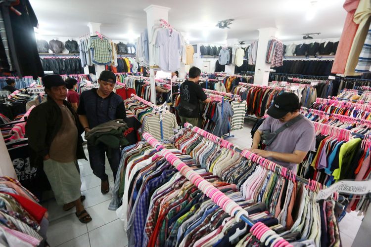 Pedagang menjual pakaian bekas bermerek dengan harga murah di Pasar Poncol Senen, Jakarta, Selasa (14/08/2018). Berbagai macam merek pakaian ternama seperti Nike, Adidas, Puma dan lain-lain dijual dengan harga Rp 20.000 - Rp 150.000.