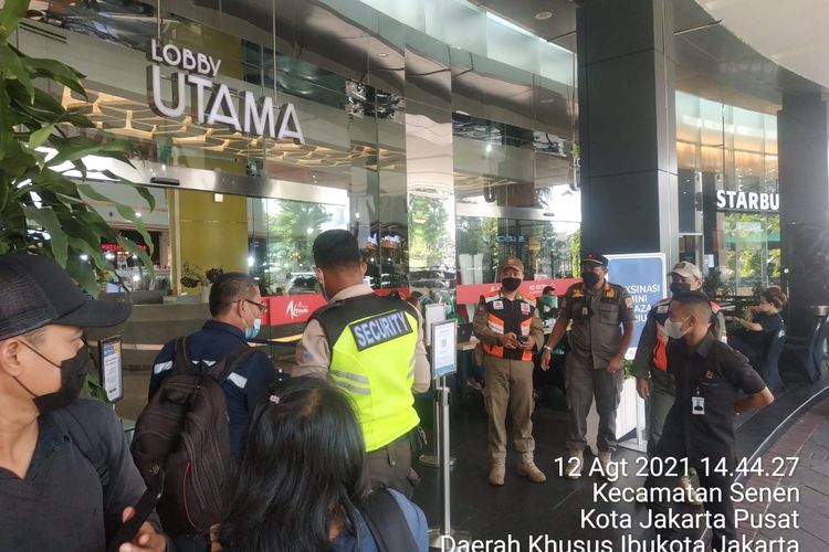 Satpol PP sidak mall di Jakarta Pusat, Kamis (12/8/2021).