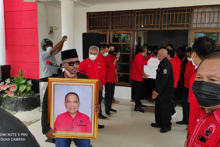 Jenazah Frans Lebu Raya, saat disemayamkan di Kantor DPD PDIP NTT