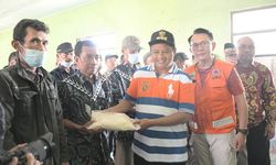 Serahkan Bantuan ke Korban Banjir di Desa Paledah, Wagub UU: Perlu Kolaborasi untuk Tanggulangi Banjir