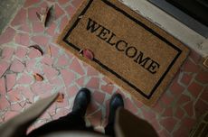 "Welcome" di Keset Kaki, Riwayatnya Tanpa Alasan