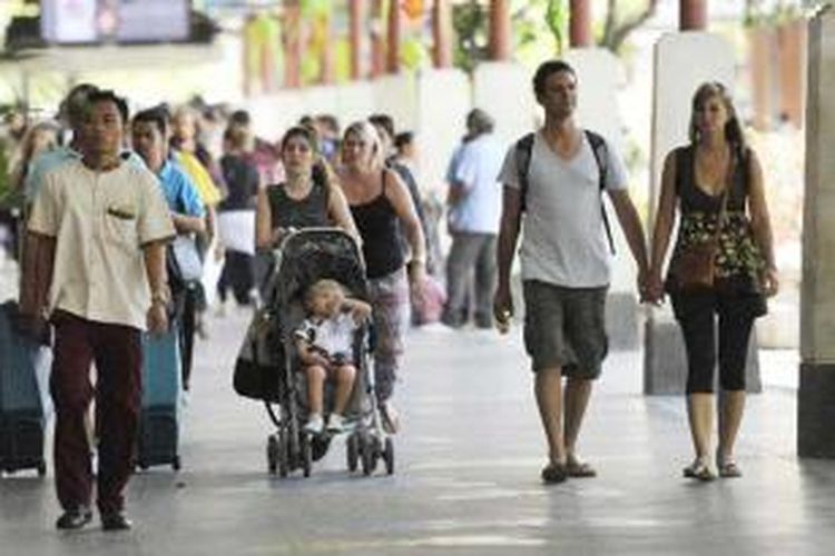 Kedatangan wisatawan mancanegara di Bandara Internasional Ngurah Rai Bali, Kamis (22/8/2013).  