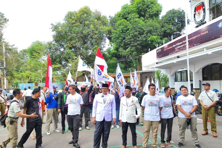 Sejumlah kader PKS mendatangi kantor KPU Jateng dengan menaiki ojol untuk mendaftarkan bacaleg, Senin (8/5/2023).