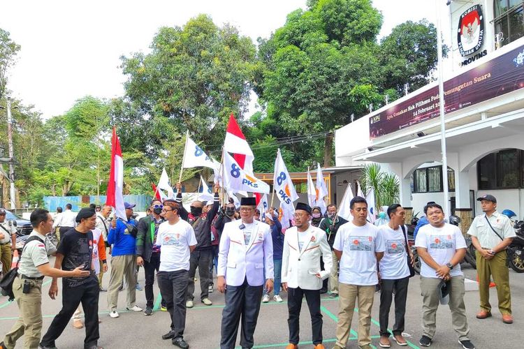 Jadi Parpol Pertama Daftarkan Bacaleg Ke Kpu Jateng Pks Datang Naik Ojol Dan Bawa 30 Persen 1936