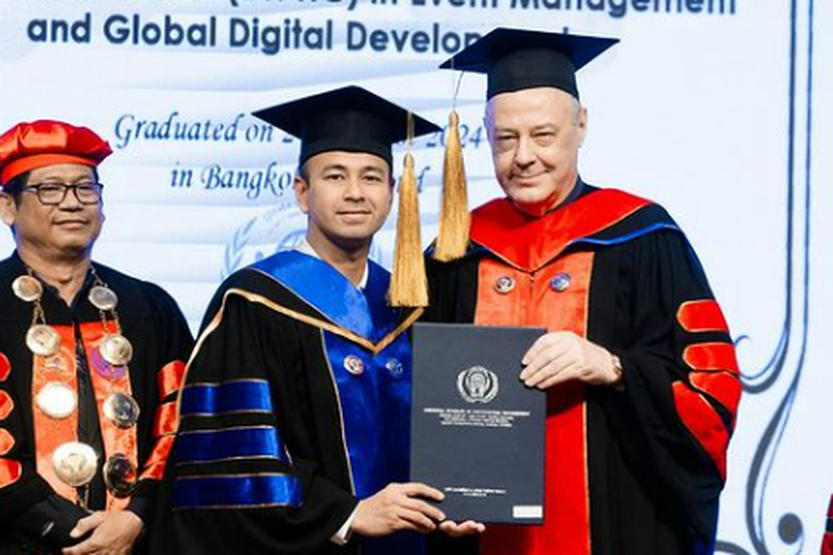 Raffi Ahmad saat menerima gelar Doktor Honoris Causa UIPM Thailand