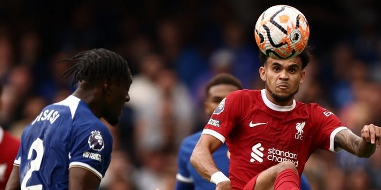 Bek Chelsea, Axel Disasi (kiri), berebut bola dengan penyerang sayap Liverpool, Luis Diaz. Laga Chelsea vs Liverpool tersebut tersaji pada pekan pertama Liga Inggris 2023-2024 yang digelar di Stadion Stamford Bridge, London, Minggu (13/8/2023) malam WIB.