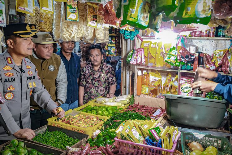 Stok minyak goreng subsidi langka di Pasar Panorama Lembang, Bandung Barat.