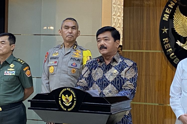 Menteri Koordinator Bidang Politik, Hukum, dan Keamanan (Menko Polhukam) Hadi Tjahjanto bersama Asops Kapolri Irjen Verdianto Iskandar saat konpers di Kantor Kemenko Polhukam, Jakarta Pusat, Senin (25/3/2024).