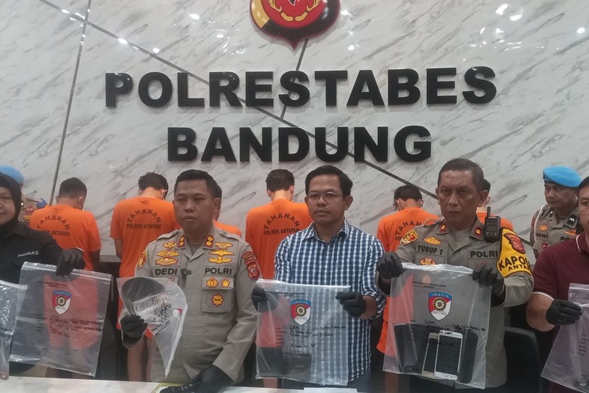 Polrestabes Bandung tengah memperlihatkan barang bukti dan tersangka pembegalan dengan modus pesan layanan ojek online ke tempat sepi, di Mapolrestabes Bandung, Kota Bandung, Kamis (11/9/2025).