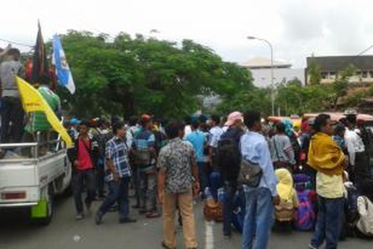 Ratusan pemuda Maluku berunjuk rasa di Kantor Gubernur Maluku, Senin (27/10/2014). Demo tersebut dilakukan menyusul tidak diakomodirnya putra Maluku di kabinet kerja presiden Joko Widodo 