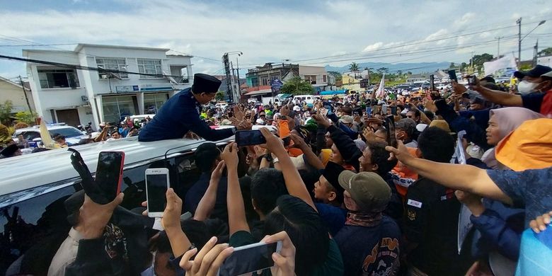 Mantan Gubernur DKI Jakarta Anies Baswedan, dikerumuni ribuan relawan dan masyarakat Tasikmalaya, Jawa Barat, saat hendak mengunjungi pondok pesantren di depan Bandara Wiriadinata, Kota Tasikmalaya, Sabtu (19/11/2022).