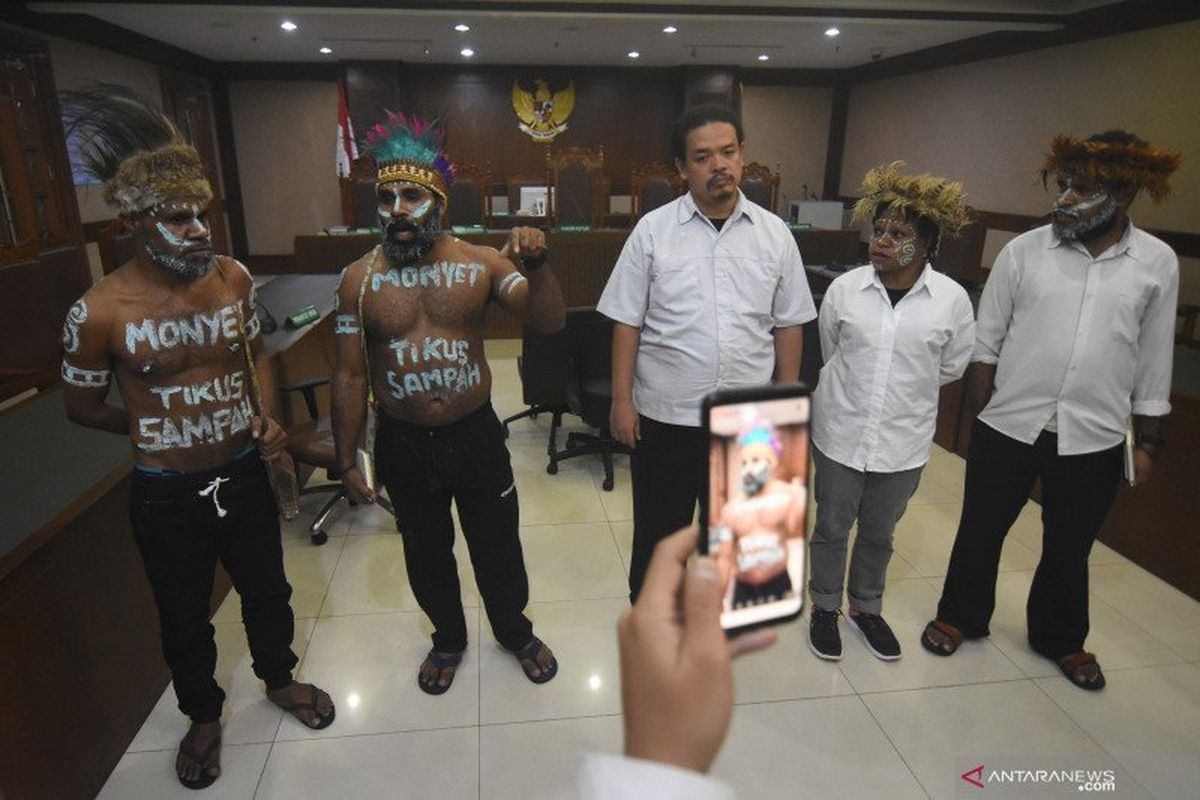 Terdakwa kasus dugaan makar Dano Anes Tabuni (kedua kiri) bersama terdakwa lainnya menyampaikan protes saat ditundanya sidang di Pengadilan Negeri Jakarta Pusat, Jakarta, Kamis (20/2/2020)
