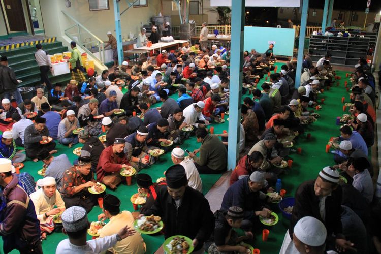 Para pekerja PT Freeport Indonesia berbuka puasa bersama selama bulan Ramadhan 2019 di Masjid Baabul Munawwar yang terletak 1.700 meter dari permukaan bumi.