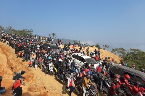 Pengunjung Wisata Negeri di Atas Awan Membeludak, Macet hingga 7 Km