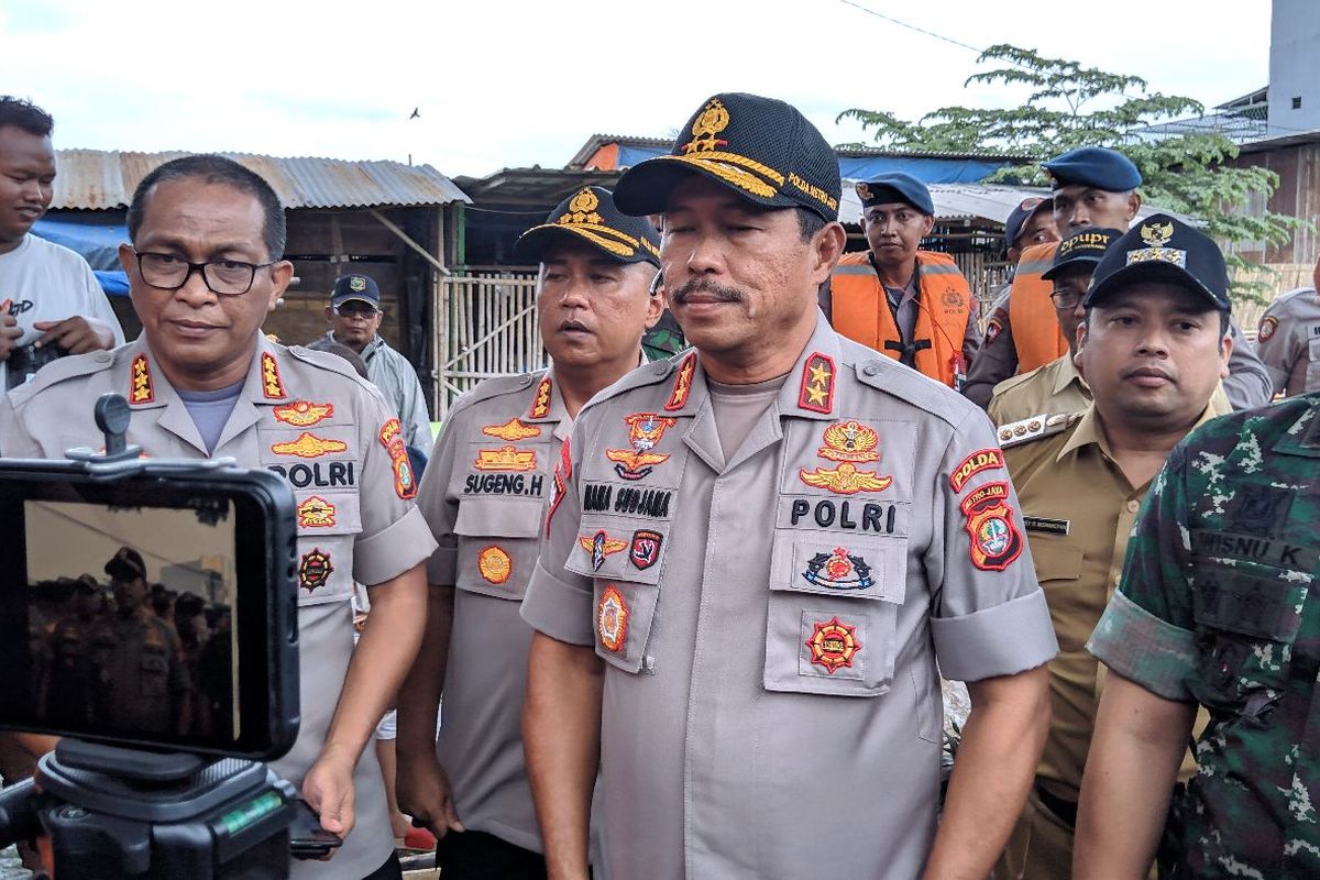 Kapolda Metro Jaya Irjen Pol Nana Sudjana di lokasi banjir Kelurahan Gebang Raya Kecamatan Periuk Kota Tangerang, Selasa (25/2/2020)