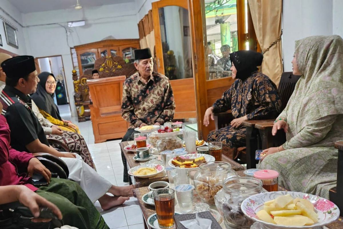 Tri Rismaharini dan KH Zahrul Azhar Asumta (Gus Hans), saat mengunjungi Pengasuh Pondok Pesantren Sunan Drajat Prof Dr KH Abdul Ghofur di Kecamatan Paciran, Lamongan, Jawa Timur.